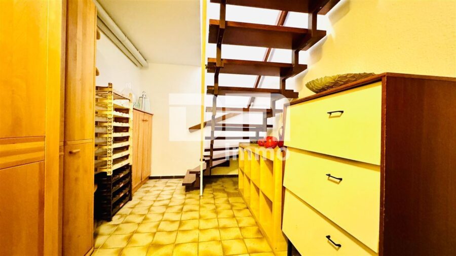 (R)eserviert! Altengerechter gepflegter Bungalow mit Gartenbereich, Terrasse, Garage - Souterrain Flur / Diele